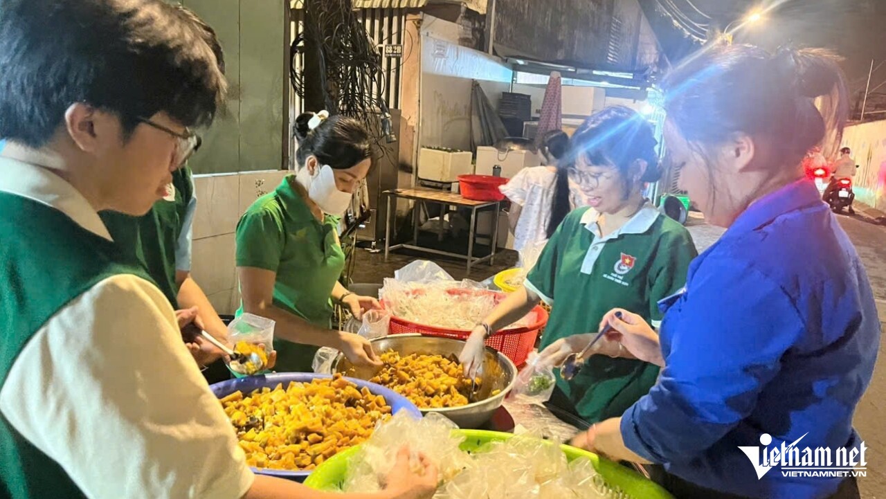 Các thành viên nhóm thiện nguyện Bếp Hoa Từ Tâm bắt đầu chế biến các suất ăn từ 2h&nbsp;