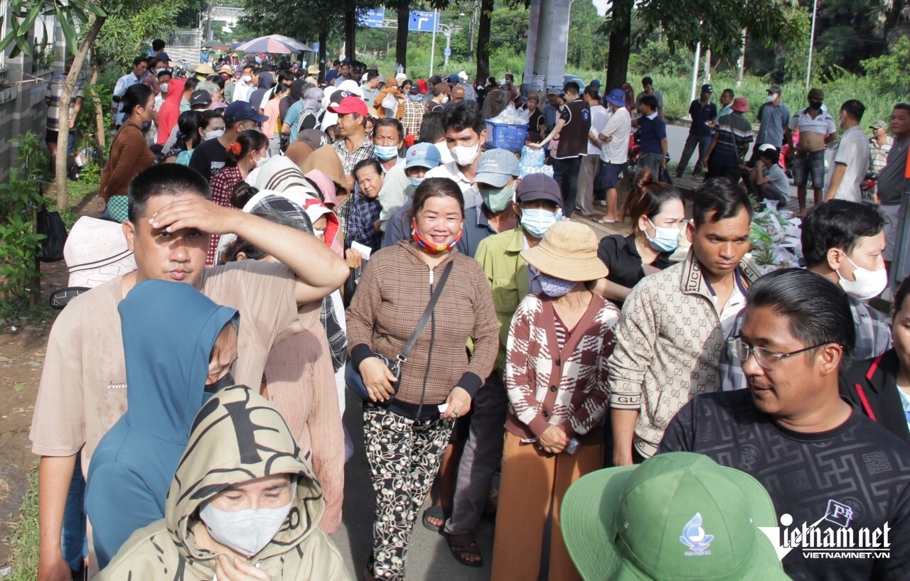 8h, đông đảo người dân xếp hàng chờ nhận các suất ăn