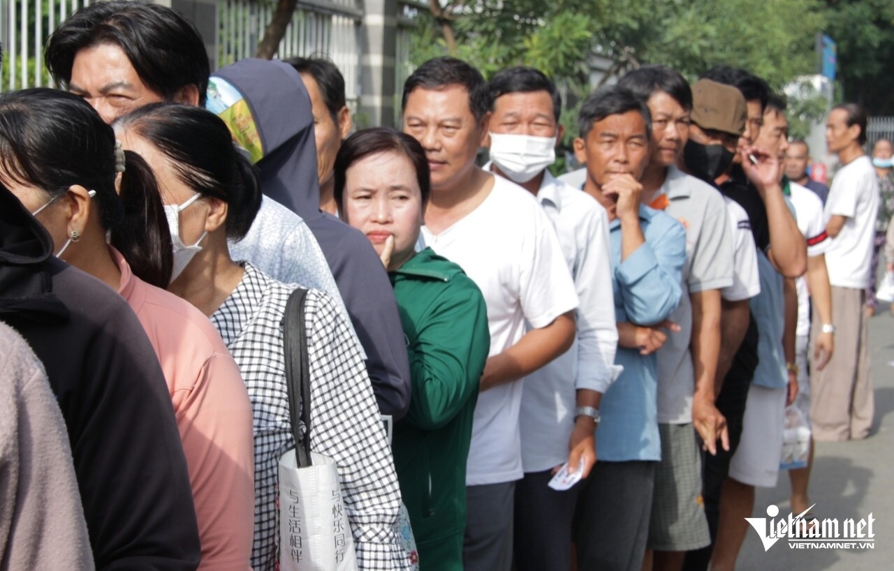 8h, đông đảo người dân xếp hàng chờ nhận các suất ăn