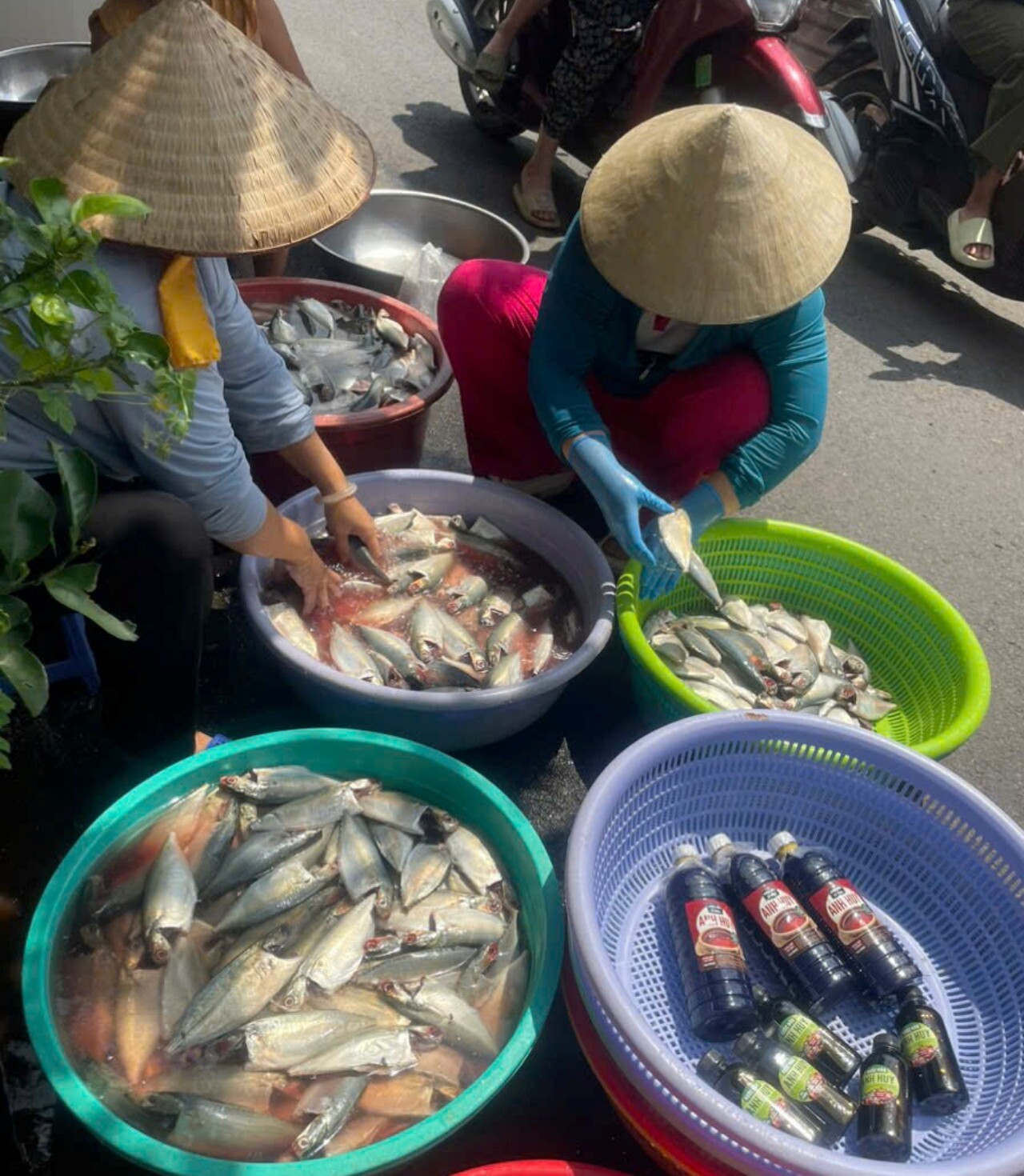 Nhiều thành viên trong nhóm thiện nguyện là người thân trong gia đình chị Hà. Ảnh: Nhân vật cung cấp