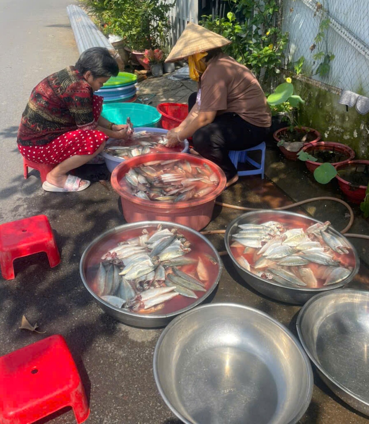 Nhiều thành viên trong nhóm thiện nguyện là người thân trong gia đình chị Hà. Ảnh: Nhân vật cung cấp