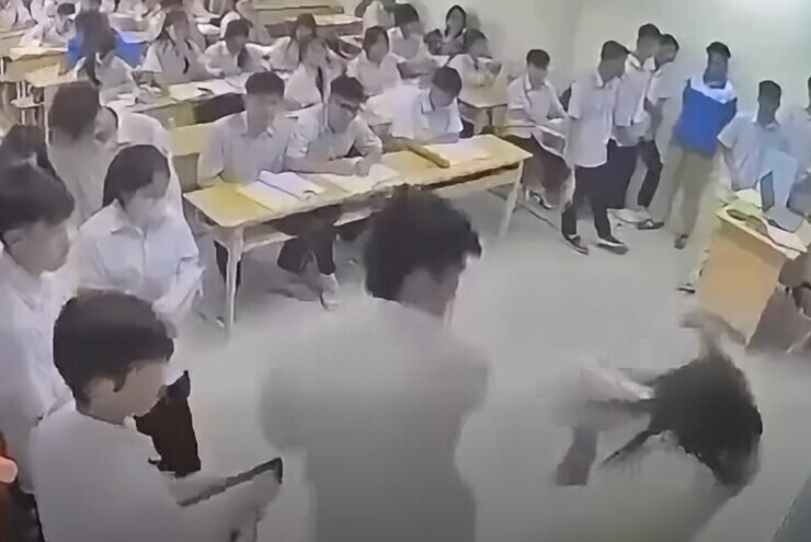 Bắt khẩn cấp nam sinh đánh cô giáo ngay trên bục giảng ở Hà Nội