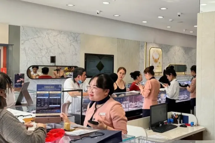 Vàng bạc Đá quý Phú Nhuận đóng loạt cửa hàng