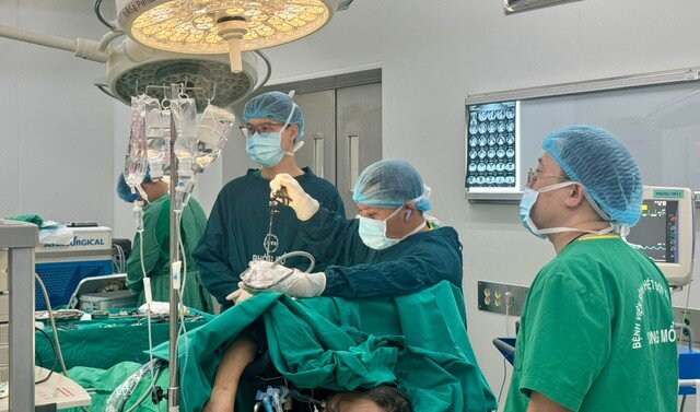 Các bác sĩ phẫu thuật cho bệnh nhân. Ảnh: BVCC. 