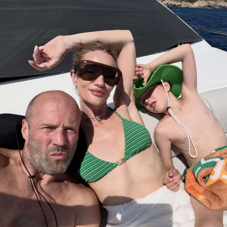 Rosie bên vị hôn phu Jason Statham và con trai. Ảnh: Instagram/ Jason Statham