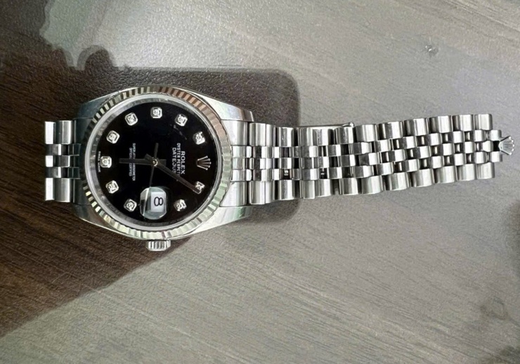 Hình ảnh chiếc đồng hồ đeo tay nhãn hiệu Rolex Oyster Perpetual Datejust do dân nhặt được trình báo Công an phường Cầu Giấy. Ảnh: CACC