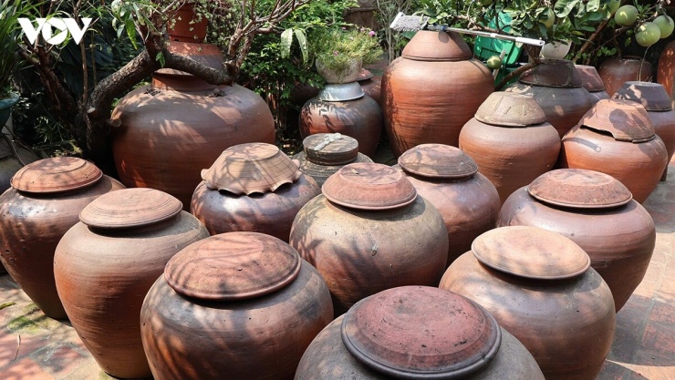 Những vại tương đã trở thành sản phẩm du lịch nổi tiếng ở Đường Lâm rất được du khách ưa chuộng.