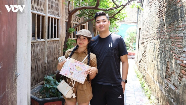 Nhóm bạn trẻ Minh Phương tham quan làng cổ Đường Lâm.