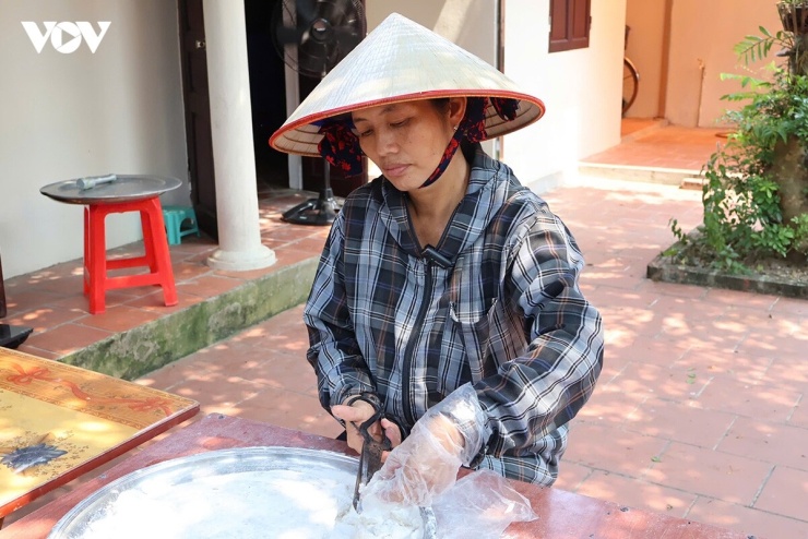 Chị Đỗ Thị Oanh đã gắn bó với nghề làm chè lam truyền thống hơn 15 năm.