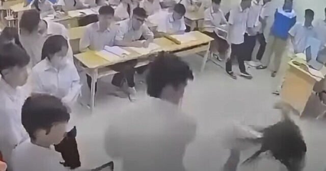 Bắt khẩn cấp nam sinh đánh cô giáo ngay trên bục giảng ở Hà Nội