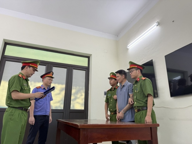 Cơ quan Cảnh sát điều tra công bố các quyết định tố tụng đối với bị can Bùi Văn Tuấn. Ảnh: Công an Phú Thọ