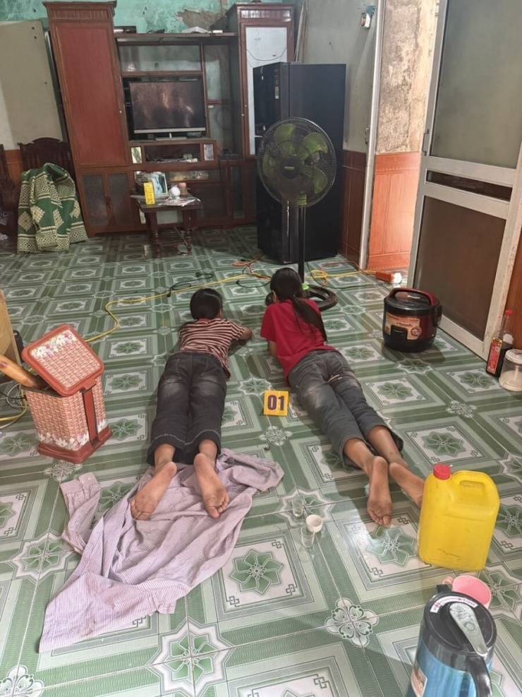 Cơ quan điều tra dựng lại hiện trường các cháu nhỏ bị bố ruột hành hạ, ngược đãi. Ảnh: Công an Phú Thọ