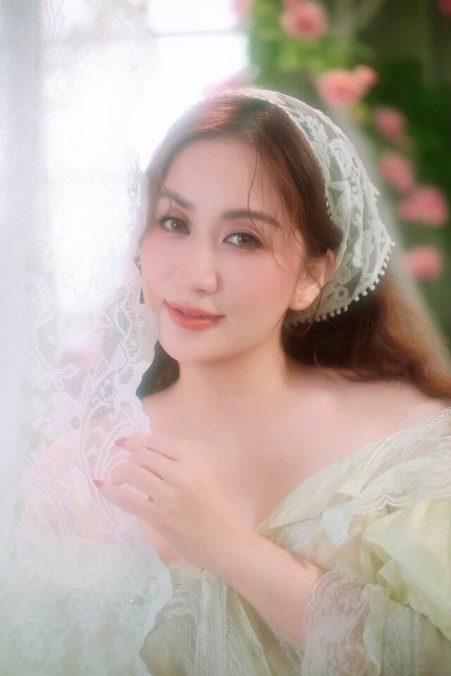 Khánh Thi làm nàng thơ nước Pháp, lời nhận xét của Phan Hiển khiến cô than trời - 1