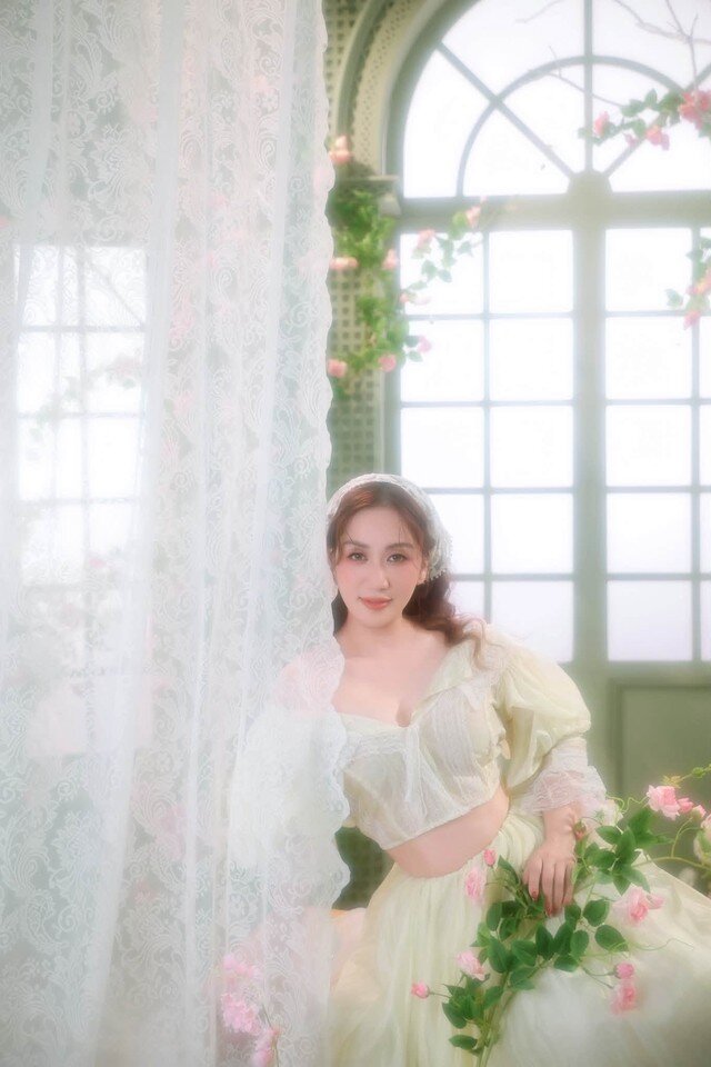 Khánh Thi làm nàng thơ nước Pháp, lời nhận xét của Phan Hiển khiến cô than trời - 4
