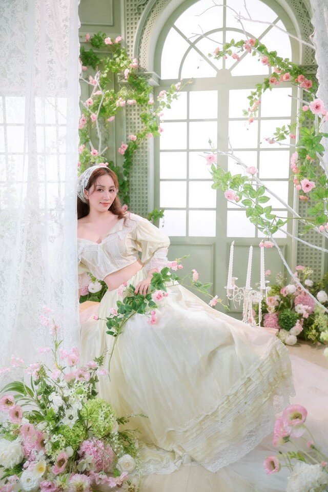 Khánh Thi làm nàng thơ nước Pháp, lời nhận xét của Phan Hiển khiến cô than trời - 2
