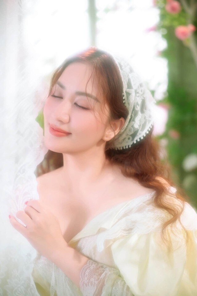 Khánh Thi làm nàng thơ nước Pháp, lời nhận xét của Phan Hiển khiến cô than trời - 6