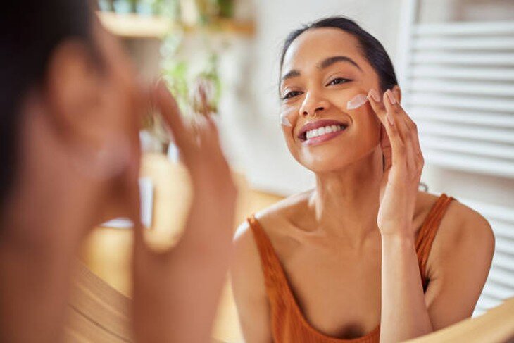 Cấp ẩm và dưỡng ẩm đảm nhận hai vai trò khác nhau trong chăm sóc da. Nguồn ảnh minh họa Pexels.