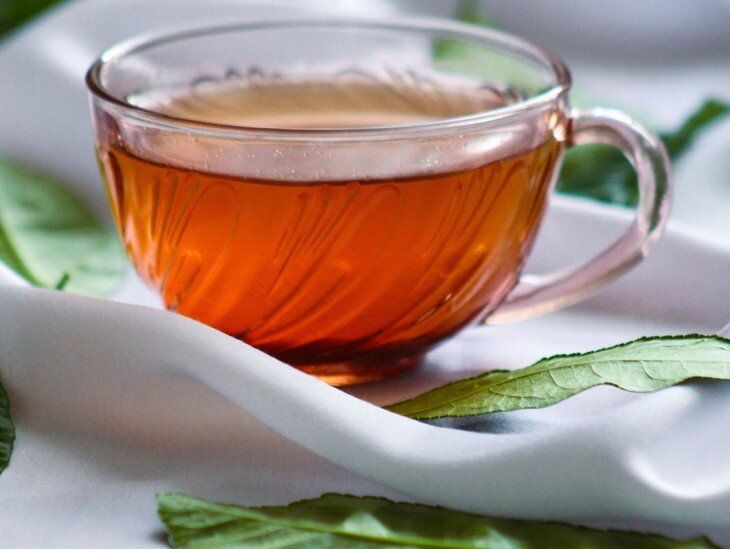 Trà lá ổi được nhiều người dùng với mong muốn giảm cân, giảm mỡ bụng. Ảnh minh họa Pexels.