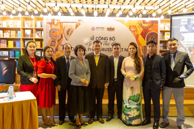 Đặng Lê Trung Nguyên (trái) và Đặng Lê Bình Nguyên (phải) lần đầu xuất hiện bên cạnh bà Lê Hoàng Diệp Thảo trong sự kiện nhận kỷ lục thế giới cho cà phê Robusta Việt Nam. Ảnh: VietKings