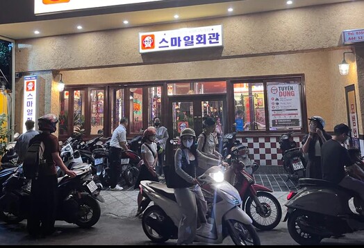 Lượng khách đông ghé Smile BBQ vào tối 20/10. Ảnh: Linh Thảo.