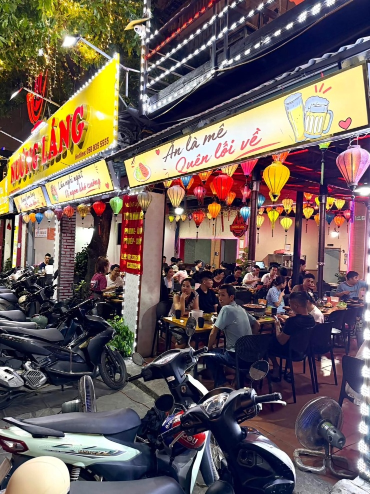 Các quán nướng kín bàn buổi tối kín thực khách dịp lễ 20/10 - 6