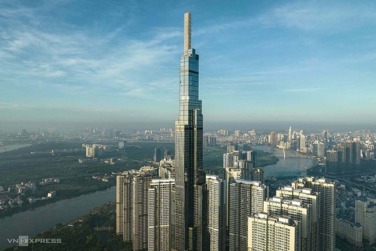 Tòa nhà 81 tầng nhìn từ trên cao.