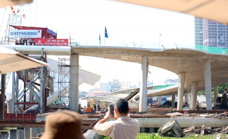 Cây cầu được kỳ vọng mở thêm không gian dạo bộ, ngắm cảnh và sinh hoạt cộng đồng - nơi người dân, du khách có thể chậm bước để cảm nhận vẻ đẹp thành phố từ giữa đôi bờ sông Sài Gòn.