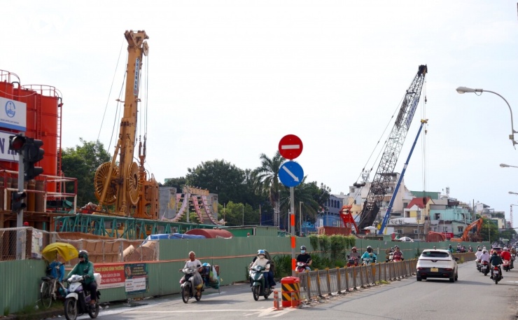 Dọc trục đường Cách Mạng Tháng Tám - Trường Chinh từ trung tâm Quận 1 cũ đến Quận 12 cũ, nhiều khu vực được quây rào phục vụ thi công các nhà ga tuyến metro số 2 Bến Thành – Tham Lương.