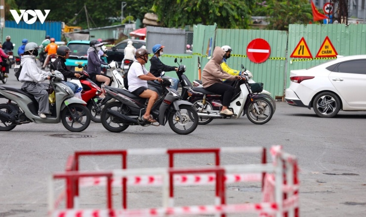 Giữa nhịp xây dựng hạ tầng mới của TP.HCM, dù việc đi lại, buôn bán còn bất tiện, nhưng hầu hết người dân và các hộ kinh doanh không hề than phiền mà kỳ vọng các dự án sớm hoàn thành, mở thêm không gian công cộng, giúp giao thông thuận tiện và mang đến diện mạo khang trang hơn cho Thành phố.