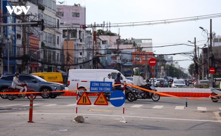 Các công trường hiện diện trên những tuyến đường đông đúc, làm thay đổi việc đi lại và sinh hoạt của người dân hai bên đường. Dù còn bất tiện, nhưng hầu hết người dân đồng thuận với chủ trương phát triển hạ tầng của TP.HCM, hể hiện qua việc người dân phối hợp bàn giao mặt bằng, tạo điều kiện cho các dự án triển khai thuận lợi.