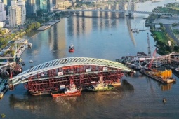 Đang hợp long cầu đi bộ qua sông Sài Gòn