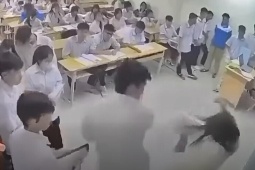 Bắt khẩn cấp nam sinh đánh cô giáo ngay trên bục giảng ở Hà Nội