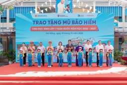 Honda Việt Nam phát động chương trình Trao tặng mũ bảo hiểm cho học sinh lớp một khu vực miền Trung
