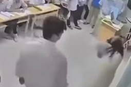 Bắt khẩn cấp nam sinh hành hung cô giáo trong lớp: Sở GD&ĐT Hà Nội lên tiếng