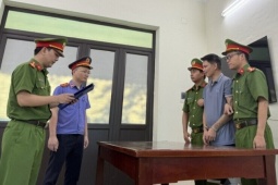 Khởi tố người cha hành hạ hai con gái ruột ở Phú Thọ