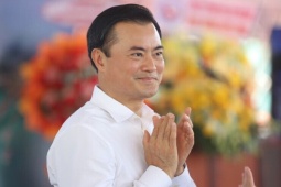 Cầu đi bộ qua sông Sài Gòn đã hợp long nhưng chưa thể lưu thông ngay