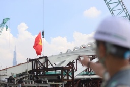 Kỹ sư nín thở căn chỉnh, ép vòm thép 3.400 tấn khớp từng li trên sông Sài Gòn