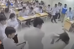 Khởi tố nam học sinh lớp 12 đánh cô giáo gãy xương cánh mũi