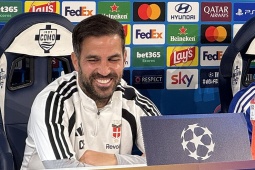 Cesc Fabregas lên tiếng về tin đồn dẫn dắt MU thay Carrick