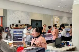 Vàng bạc Đá quý Phú Nhuận đóng loạt cửa hàng