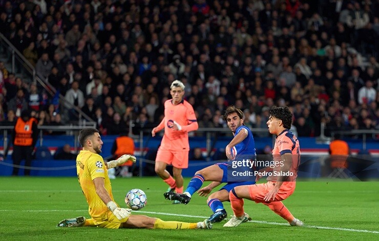 Garcia thực hiện 10 pha cứu thua trước PSG, kỷ lục của một thủ môn Barcelona trong 238 trận Champions League kể từ đầu mùa giải 2003/04