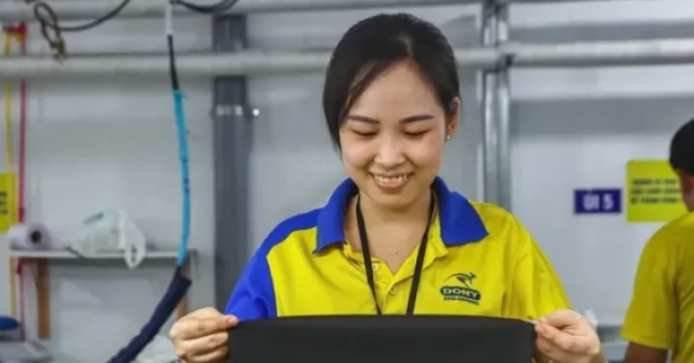 Thưởng Tết từ tháng 11: Công nhân đỡ lo tiền trọ, đặt vé xe về quê