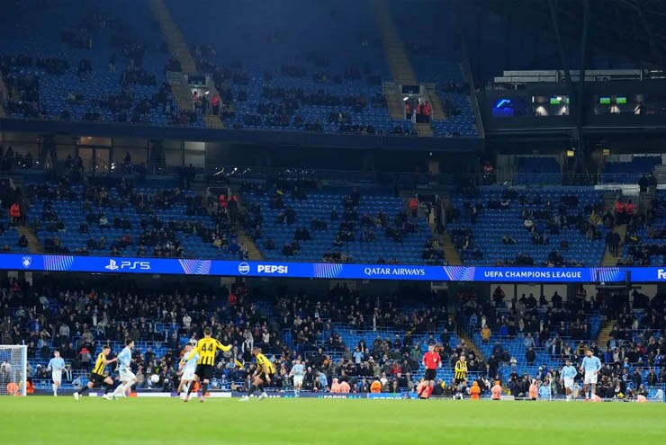 Sân của Man City không thể phủ hết khán giả