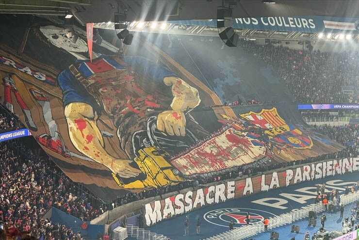 Tấm biểu ngữ gây tranh cãi trong ngày Barcelona thua 2-4 PSG