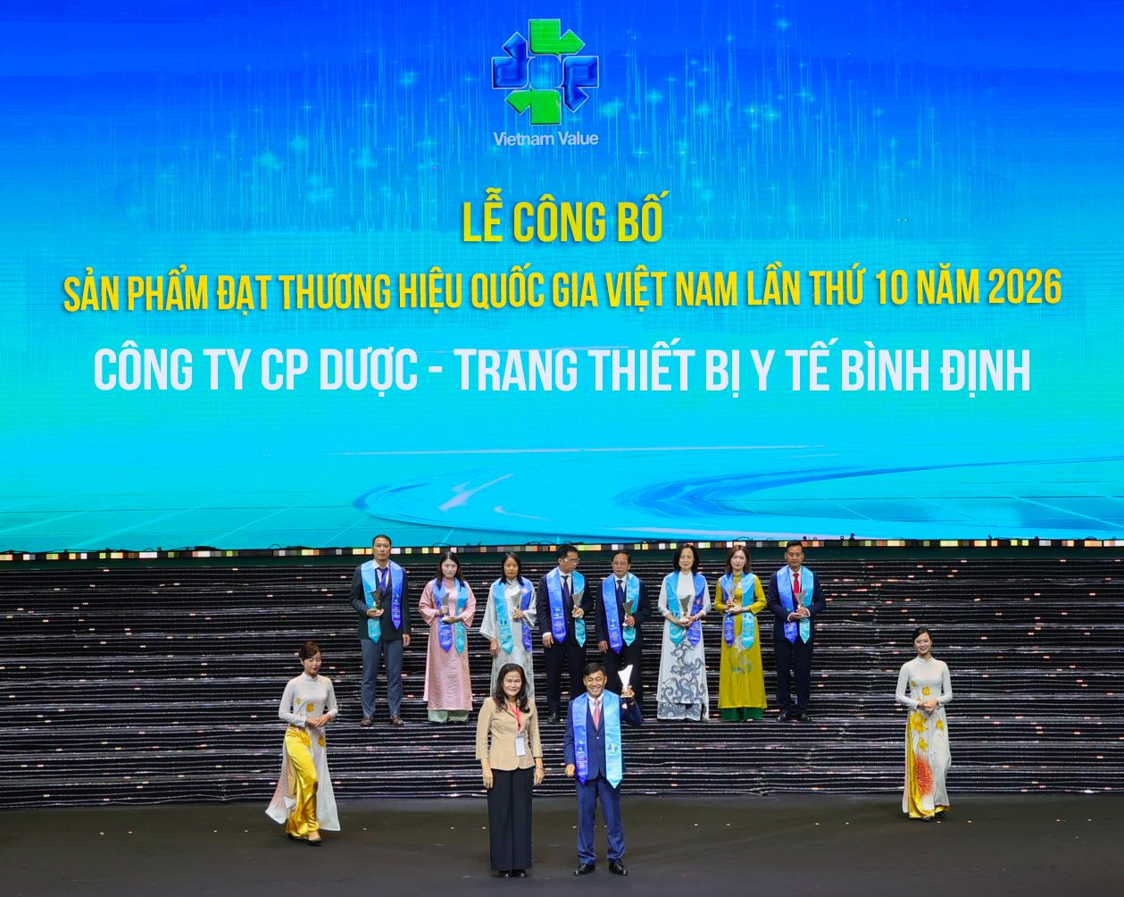 Đại diện Bidiphar nhận giải thưởng cho 5 sản phẩm Bocartin, Lyoxatin, Bestdocel, Kydheamo và Soli-Medon.