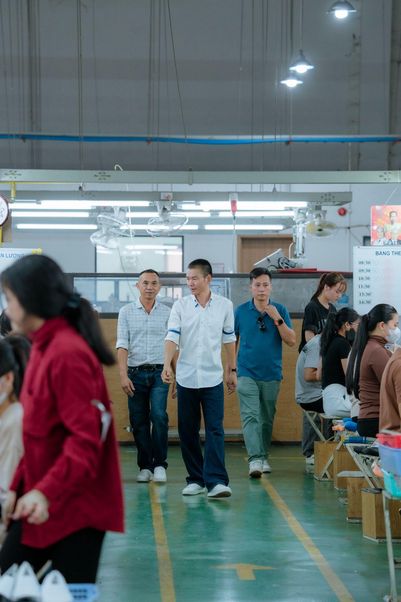 Chủ tịch Tạ Văn Thành sâu sát kiểm tra hoạt động vận hành và quy trình sản xuất tại nhà xưởng.