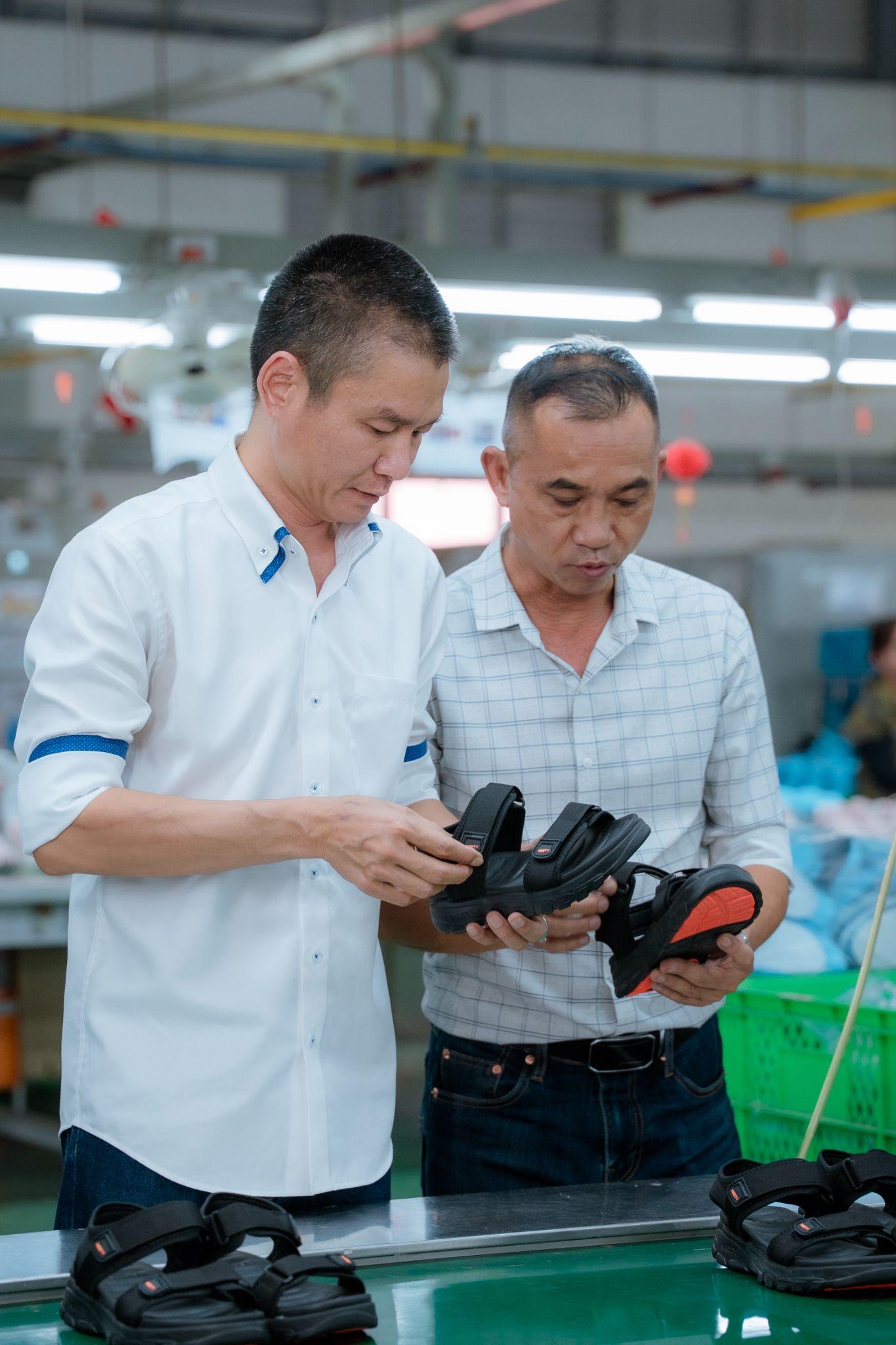 Ông Tạ Văn Thành trực tiếp kiểm tra chi tiết và chất lượng tại dây chuyền sản xuất.
