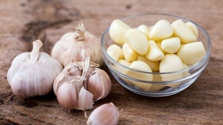Tỏi chứa các hợp chất lưu huỳnh khiến hơi thở có mùi sau khi ăn.