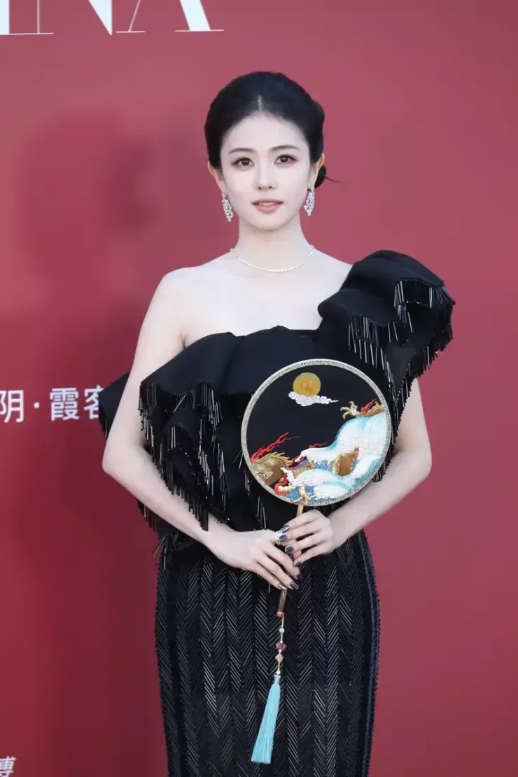 Dương Mịch gây sốt Weibo với vẻ đẹp cổ điển - 5