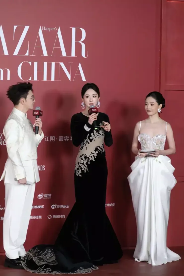 Dương Mịch gây sốt Weibo với vẻ đẹp cổ điển - 2